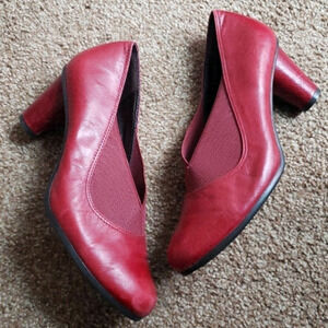 Aerosoles Ruby red round toe leather Slip On heels size 6